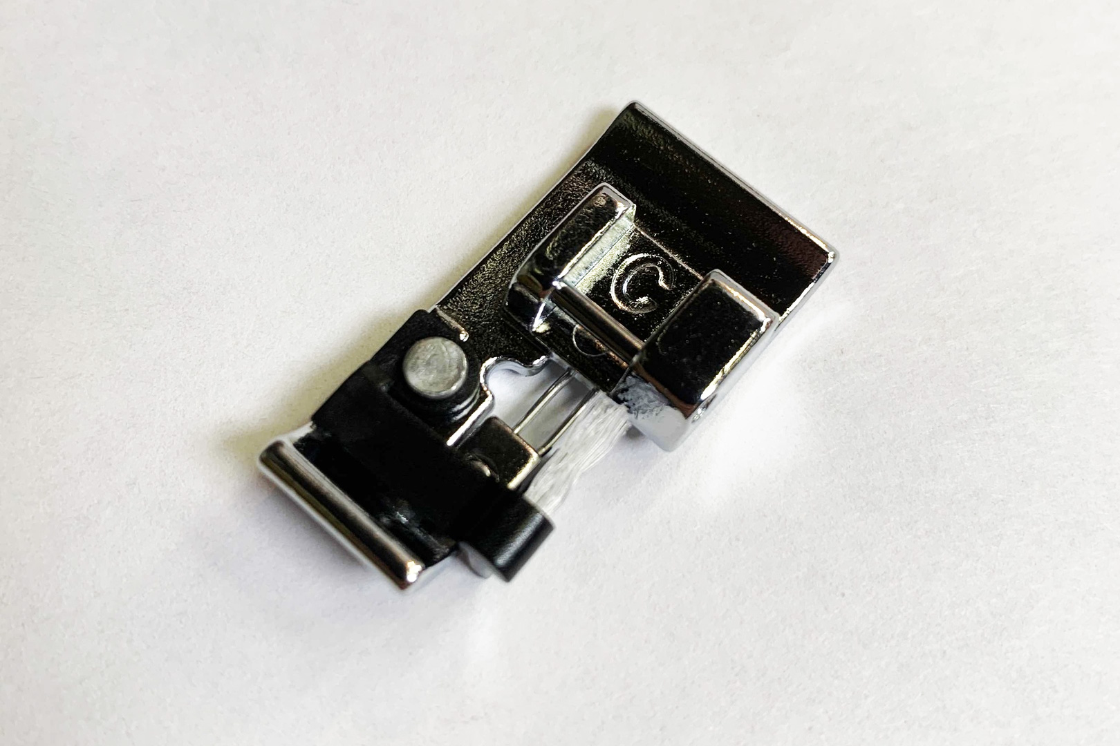 JANOME 822-801-001 Лапка для швейных машин оверлочная "C" с кисточкой