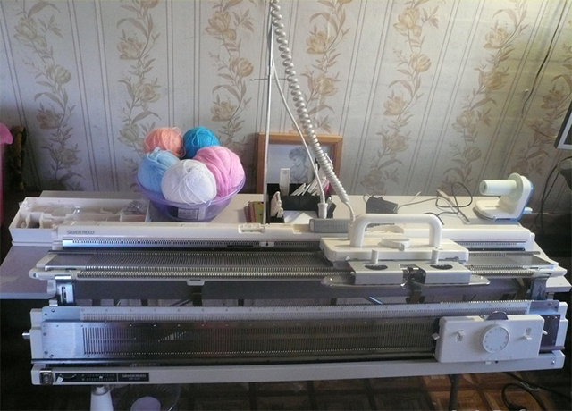 Двухфонтурная электронная вязальная машина Silver Reed SK840/SRP60N, в которой есть возможность вязать как на одной, так и на двух фонтурах. Эта вязальная машина 5-го класса, который считается самым оптимальным, если Вы планируете вязать изделия как из тонкой, так и из не очень толстой нити. Благодаря специальной конструкции основной каретки, можно вывязывать один и тот же узор различными типами вязания. Специальная компьютерная программа KnittStyler позволяет вывязывать практически любой узор, который Вы можете создать сами, либо взять из меню каталога узоров (приобретается отдельно). Построение выкройки возможно как индивидуальное, так и основанное на стандартных лекалах различных размеров. Данная компьтерная программа отслеживает процесс вывязывания выкройки, подавая звуковые сигналы в момент изменения количества петель в ряду.