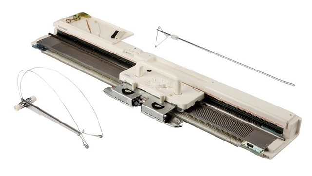 Электронная вязальная машина Silver Reed SK 840 рассчитана на использование с программным обеспечением KnittStyler. Без ПО и подключения к компьютеру Вам будет дотсупна вязка узоров основанных на резинках, интарсионное вязание и кулирная гладь. Полностью же машина раскроет свой потенциал при использовании программы и нижней игольницы Silver Reed SRP 60N. Являясь машиной 5 класса, SK 840 достаточно универсальна, когда дело касается толщины пряжи. Метод передачи рисунка через программное обеспечение позволит вывязывать одиночные узоры шириной во всю игольницу. Так же в программе Вы сможете создать вручную или автоматически собственные узоры для вязания, выкройки, или же выбрать их из огромной встроенной галереи.
