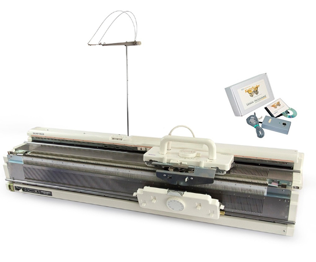 Двухфонтурная электронная вязальная машина Silver Reed SK840/SRP60N, в которой есть возможность вязать как на одной, так и на двух фонтурах. Эта вязальная машина 5-го класса, который считается самым оптимальным, если Вы планируете вязать изделия как из тонкой, так и из не очень толстой нити. Благодаря специальной конструкции основной каретки, можно вывязывать один и тот же узор различными типами вязания. Специальная компьютерная программа KnittStyler позволяет вывязывать практически любой узор, который Вы можете создать сами, либо взять из меню каталога узоров (приобретается отдельно). Построение выкройки возможно как индивидуальное, так и основанное на стандартных лекалах различных размеров. Данная компьтерная программа отслеживает процесс вывязывания выкройки, подавая звуковые сигналы в момент изменения количества петель в ряду.
