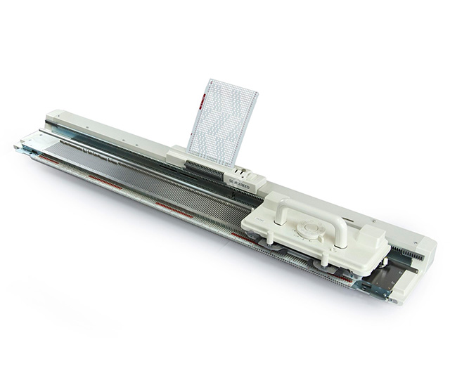 Silver Reed SK 280 - однофонтурная вязальная машина, способная выполнять основные виды вязки. Передача узоров происходит с помощью специальных перфокарт, с максимальным раппортом узора 24 иглы, далее узор может повторяться. Для расширения возможностей машины рекомендуется использовать приставку для вязки резинки Silver Reed SRP 60N. Она откроет для Вас новые виды вязки, включая резинки, вязание по кругу, жаккард, двухлицевое полотно и д.р.