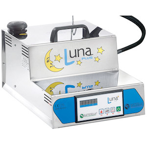 Самых мощный парогенератор среди бытовых парогенераторов фирмы BATTISTELLA LUNA plus(Италия) Благодаря тому, что пар подается под сильным давлением, парогенератор справляется с легкостью даже с самым пересушенным бельем, отлично удаляет складки, придает свежий вид одежде. Не требует дистиллированной воды. Для парогенераторов BATTISTELLA Luna plus используйте обычную водопроводную воду из-под крана. Парогенератор с оснащением: внешний корпус из нержавеющей стали, электроклапан для регулировки количества пара, двойной предохранительный клапан, термостат предохраняющий в случае отсутствия воды в котле, индикатор недостатка воды, манометр, силиконовая подкладка для утюга, держатель проводов. В комплекте промышленный утюг 800 Вт