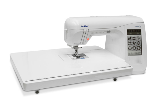 Электронная швейная машина Brother innov-is QC 1000 предназначена для лоскутников и квилтистов и оснащена возможностями, которые обеспечивают максимальный комфорт при трудоемкой работе. Коленный рычаг, необходим при работе с аппликацией, пэчворком и квилтингом, т.к. одновременно двумя руками можно работать с материалом и коленом контролировать прижимную лапку. Увеличенная высота подъёма лапки до 14 мм, позволяет поместить под лапку объемные, толстые слои лоскутного изделия. Электронная швейная машина Brother innov-is QC 1000 предназначена для лоскутников и квилтистов и оснащена возможностями, которые обеспечивают максимальный комфорт при трудоемкой работе. Коленный рычаг, необходим при работе с аппликацией, пэчворком и квилтингом, т.к. одновременно двумя руками можно работать с материалом и коленом контролировать прижимную лапку. Увеличенная высота подъёма лапки до 14 мм, позволяет поместить под лапку объемные, толстые слои лоскутного изделия.